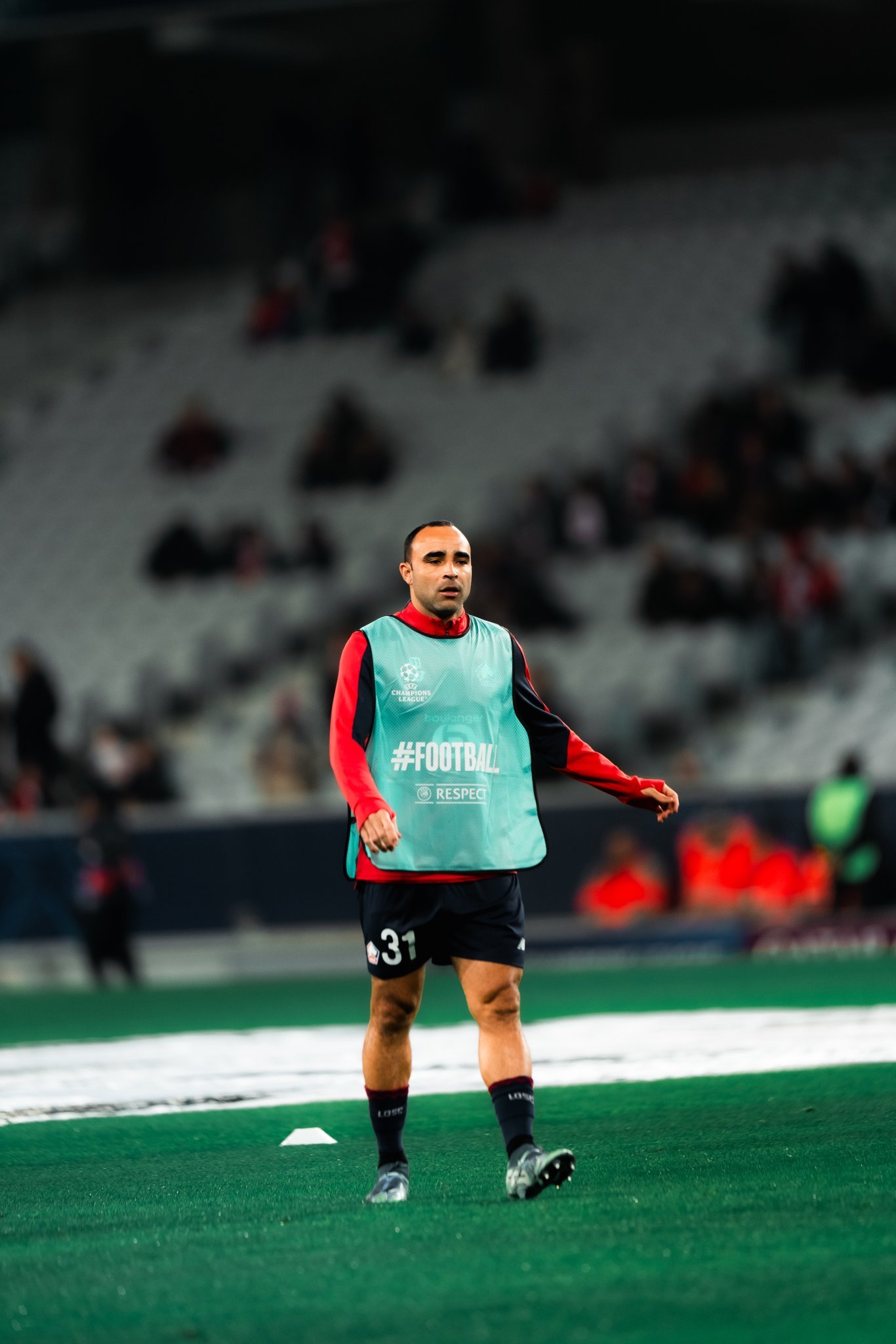 od体育链接-里尔球员在法国联赛中披挂战袍，勇往直前