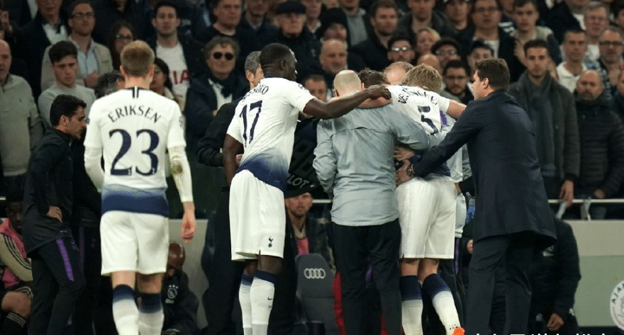 阿贾克斯后卫怒守大门,帮助球队晋级 阿贾克斯后卫怒守大门,帮助球队晋级