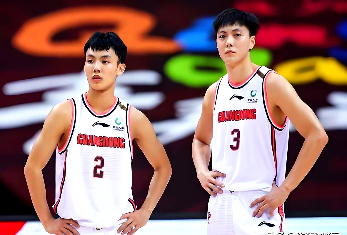 球队在比赛中展现出强大的团队合作精神