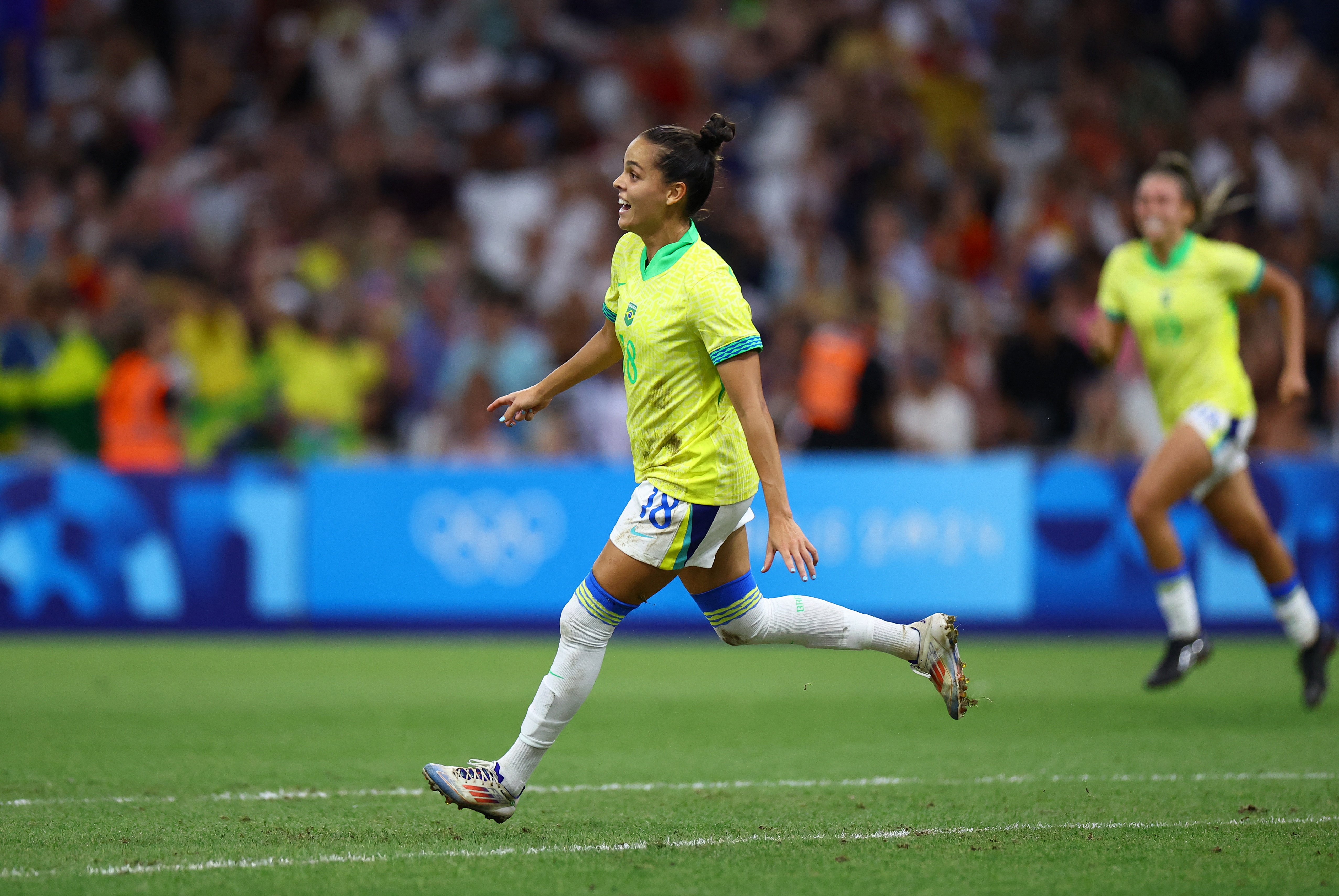 西班牙女足联赛决赛场上现独特风采 西班牙女足联赛决赛场上现独特风采