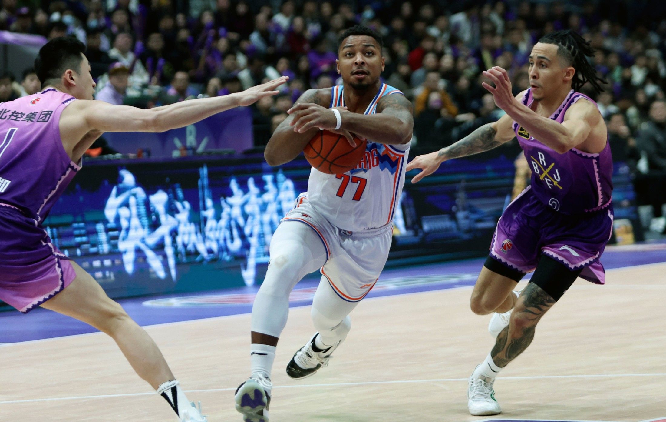 火爆比赛引发冲突!球员团结一心击退对手的简单介绍 火爆比赛引发冲突!球员团结一心击退对手的简单介绍