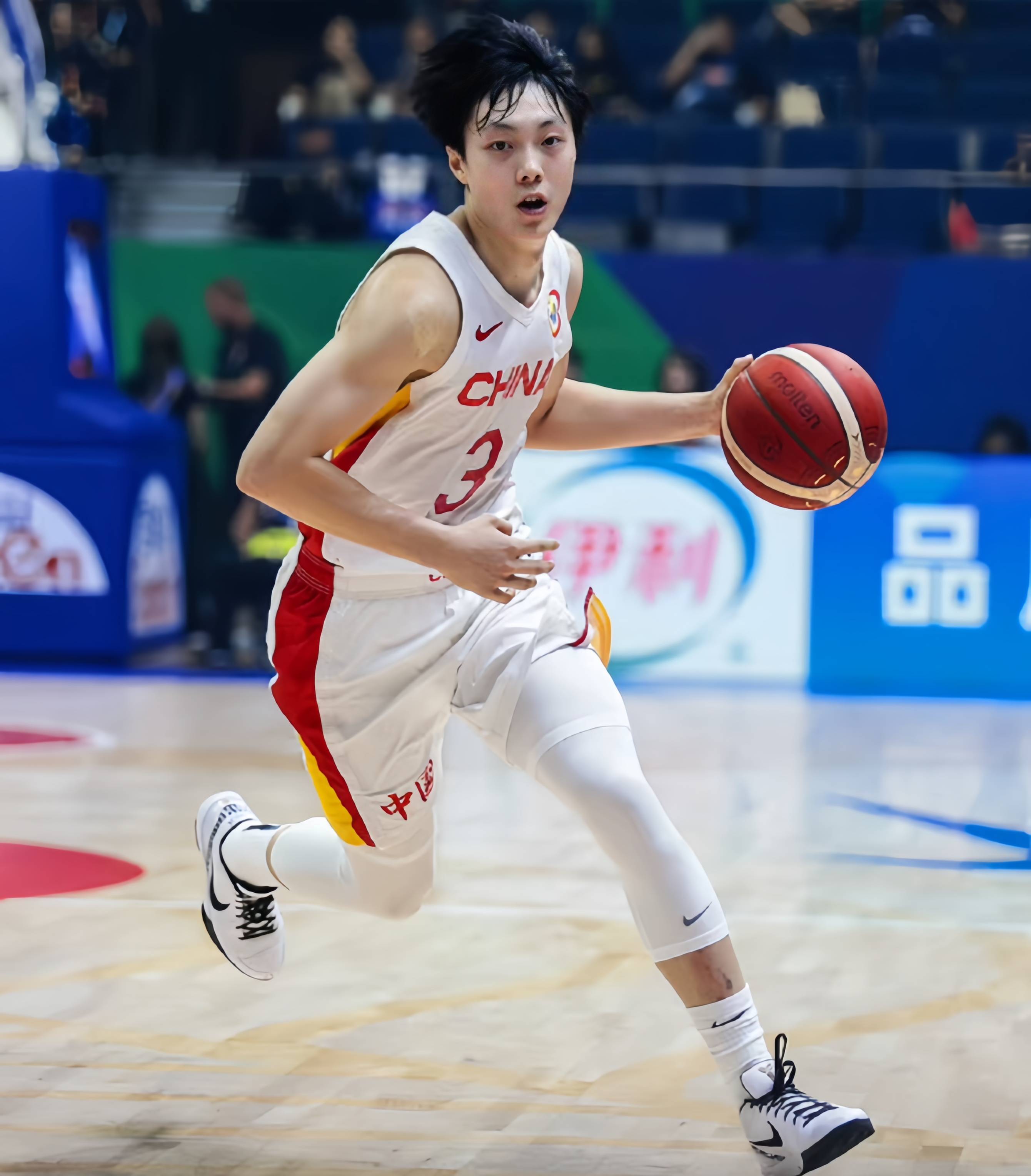 广西男篮在比赛中展现出强大战斗力! 广西男篮在比赛中展现出强大战斗力!