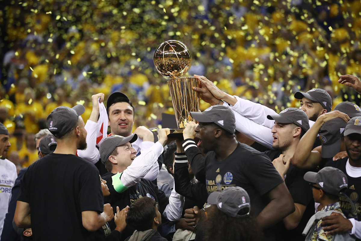 爵士集体发威,击败活塞 爵士集体发威,击败活塞