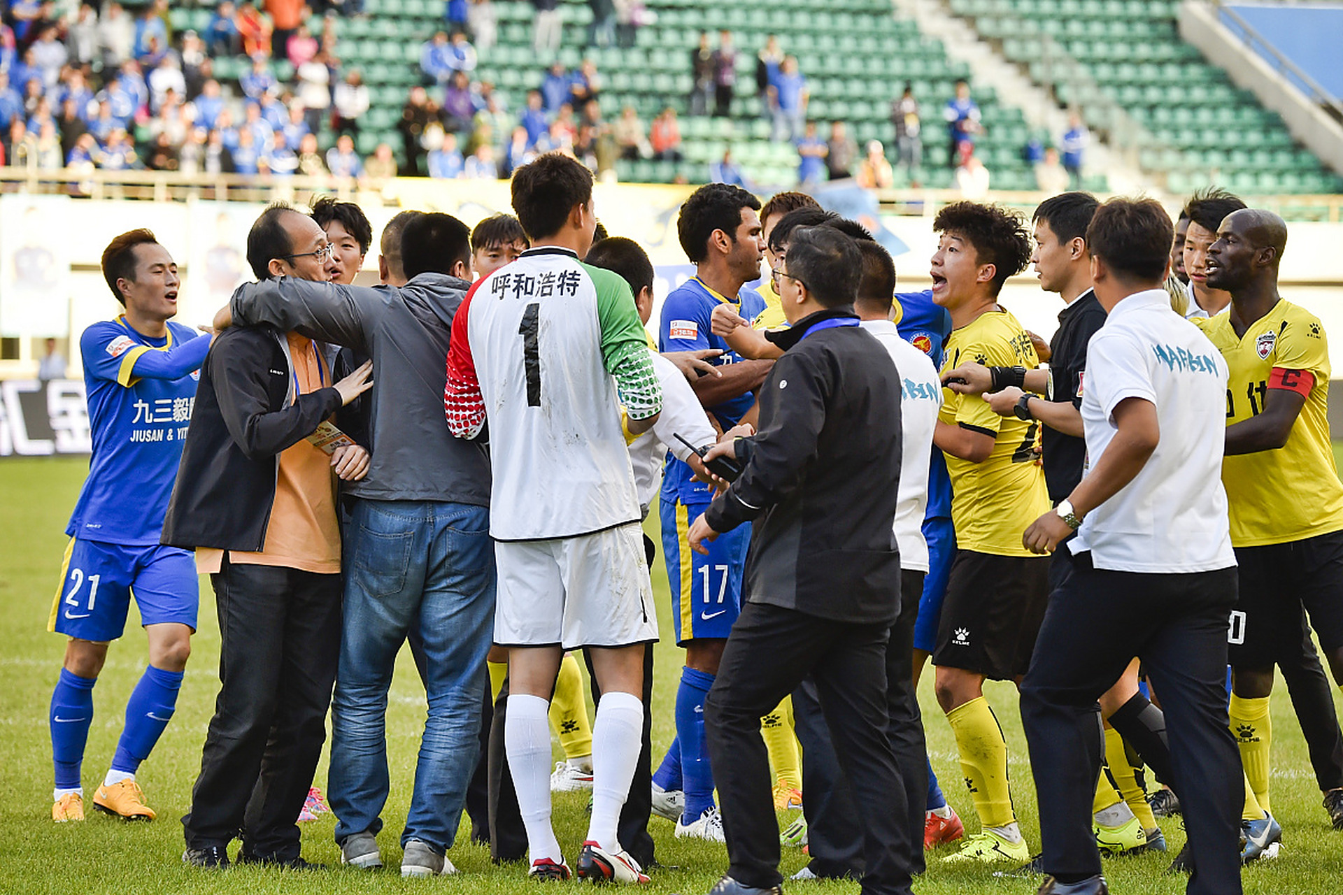 足球比赛再次引发热议,球员们备战期待胜利 足球比赛再次引发热议,球员们备战期待胜利