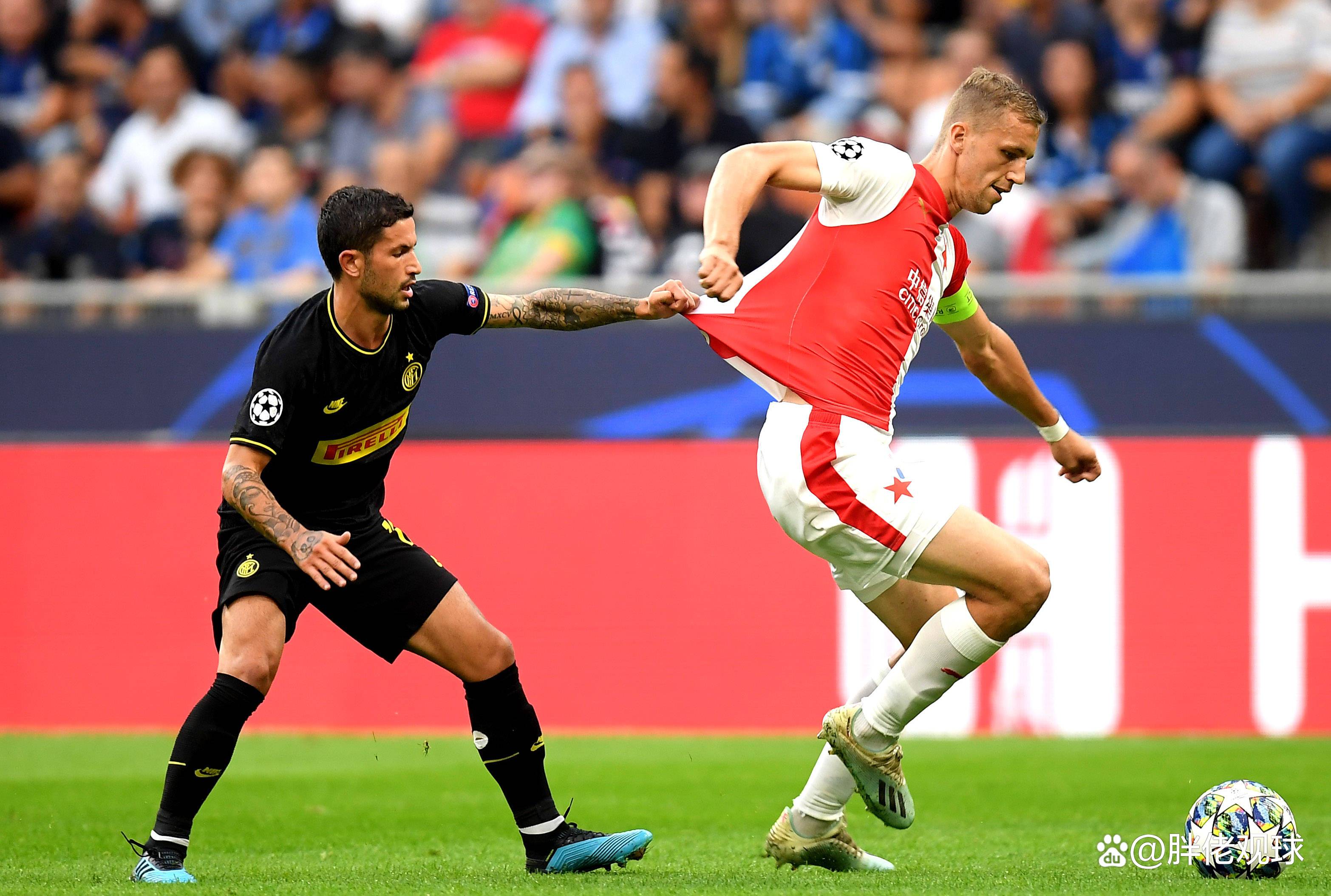 阿贾克斯主场取胜,晋级显然 阿贾克斯主场取胜,晋级显然